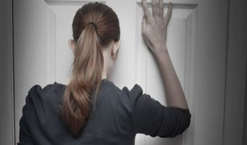 Bewoonster wacht voor haar dichte deur in Sittard